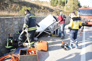 Son dakika haberleri: Su kanalına devrilen otomobilde sıkışan sürücü itfaiye ekiplerince kurtarıldı