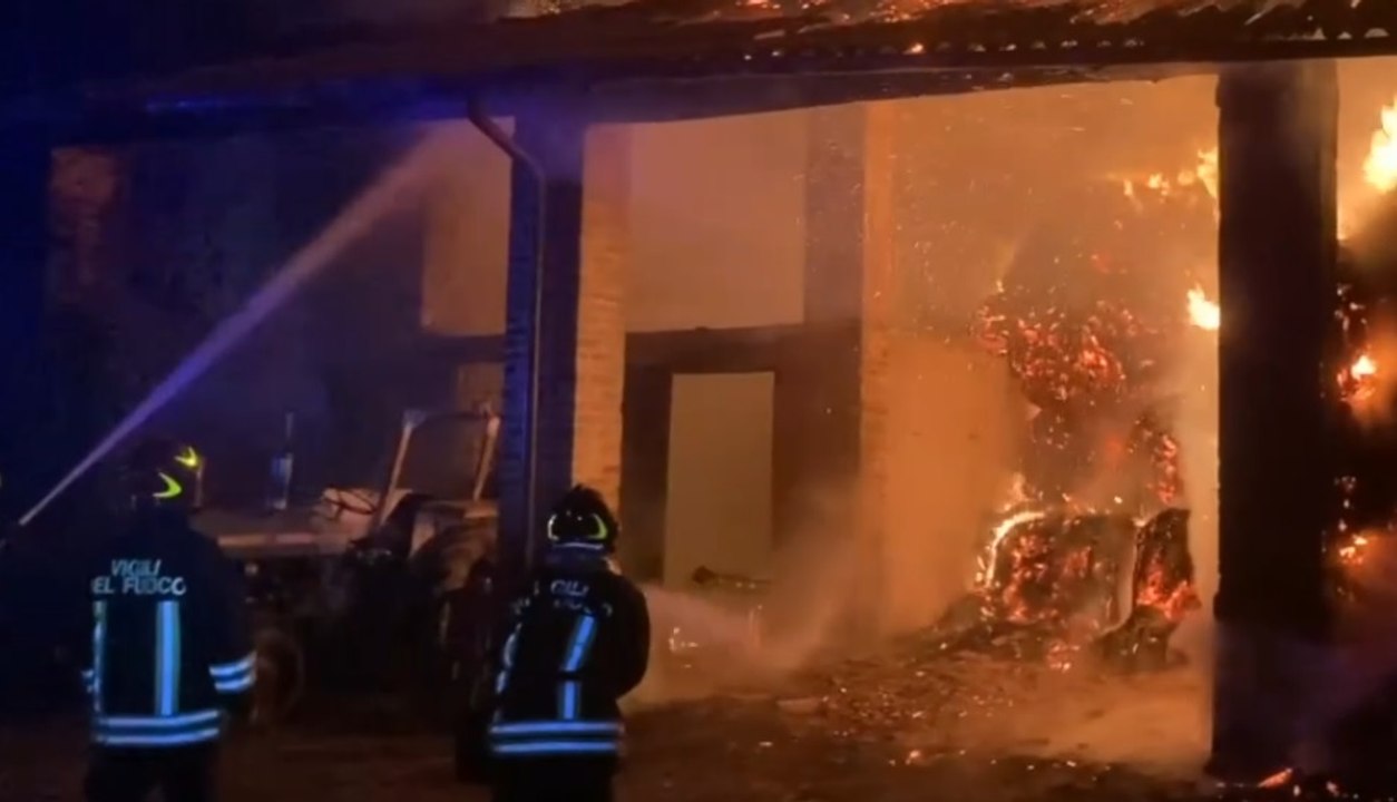 Zelo Buon Persico (LO) - Incendio in un cascinale a Villa Pompeiana: bruciano rotoballe di fieno (13.11.21)