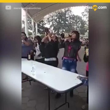 Madres con caguamas beben cerveza para ganar una licuadora