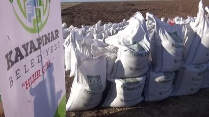 Pazar yerlerinde atıklarla ele edilen kompostlar, 3 çiftçiye dağıtıldı