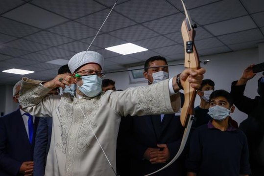 Diyanet İşleri Başkanı Erbaş, Kur'an Kursu ve Gençlik Merkezi açılışında ok attı