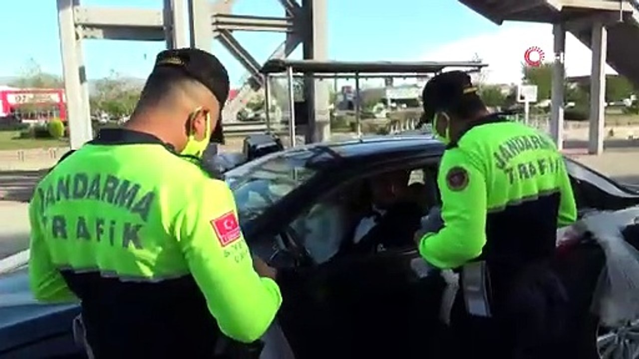 Emniyet kemeri takmayan damada "Bir hareketine bakar hayat" uyarısı ve para cezası