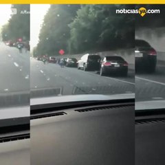 Lluvia de dinero en una carretera vuelve locos a los conductores