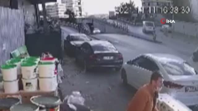 El freni çekilmeyen minibüs yokuş aşağı kaydı, olası faciayı dikkatli çalışan önledi