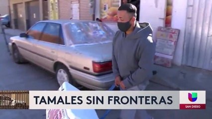 Agente de la Patrulla Fronteriza atraviesa el muro para comprarle tamales a un vendedor ambulante