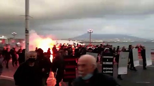 Napoli: il corteo di disoccupati, centri sociali e No vax raggiunge il Lungomare