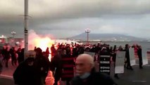 Napoli: il corteo di disoccupati, centri sociali e No vax raggiunge il Lungomare