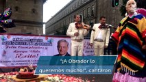 Por su cumpleaños, seguidores le cantan Las Mañanitas a AMLO en Palacio Nacional