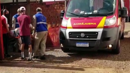 Jovem se machuca jogando futebol e é socorrido pelo Siate