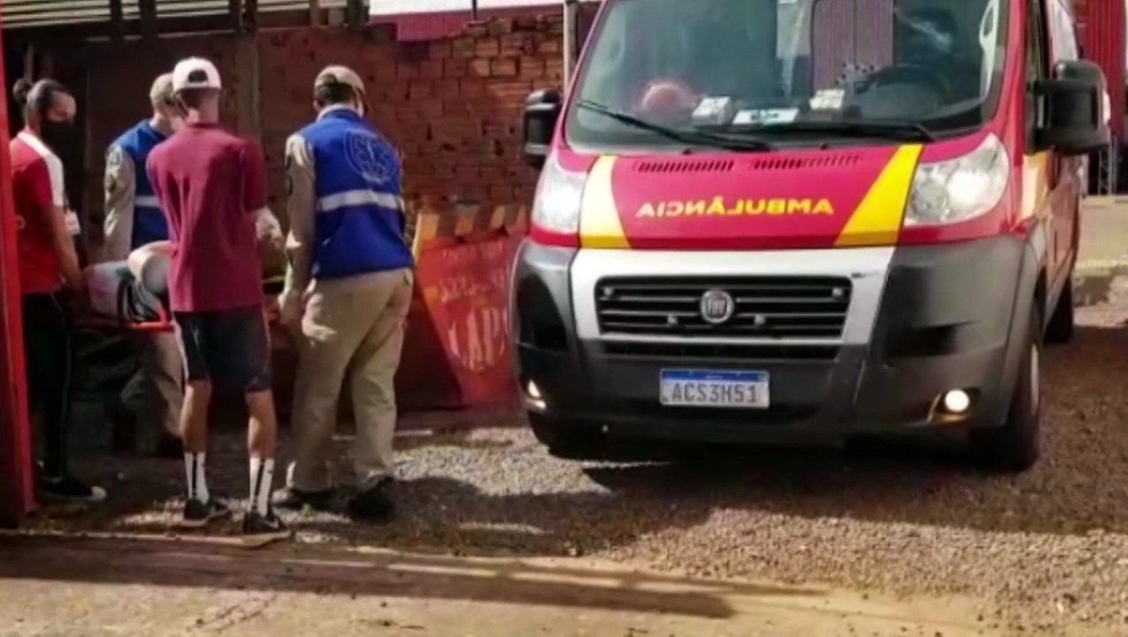 Jovem se machuca jogando futebol e é socorrido pelo Siate