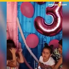 Niñas protagonizan épica pelea frente a pastel de cumpleaños