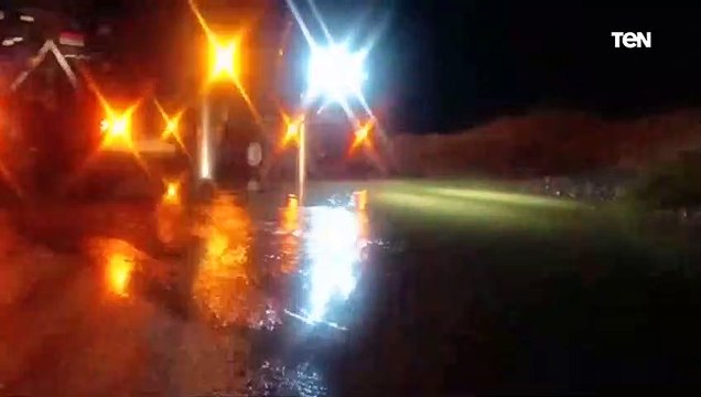 محافظ قنا ومدير الأمن يتابعان أعمال شفط وتصريف مياه السيول بطريق قنا - الاقصر الصحراوى الشرقى 