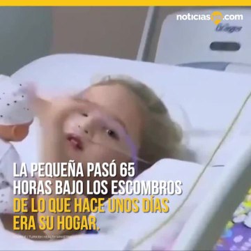 Rescatan a niña de 3 años que pasó 65 horas bajo escombros en Turquía