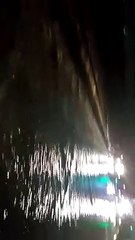 رجال جهاز مدينة طيبة يتعاملون مع مياه السيول لإبعادها عن المناطق السكنية شمال الأقصر