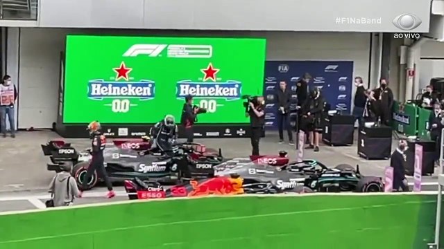 F1 É NA BAND! Veja o momento em que Max Verstappen toca a asa traseira do carro de Lewis Hamilton. Toque que rendeu uma multa de 50 mil euros para o piloto da Red Bull Racing. #BECBand