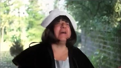Lino Banfi Paolo Villaggio Milly Carlucci scene divertenti - Film Pappa e Ciccia 1983 - L'infermiera tedesca mandolino pagliaccio