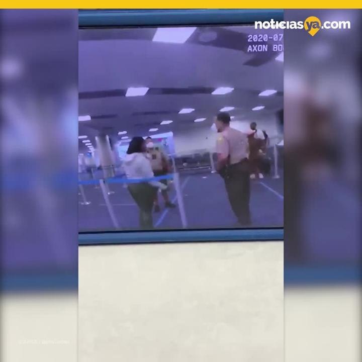 Despiden a policia que golpeo en la cara a mujer negra