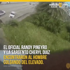 Policias salvan a hombre que colgaba de elevado en autopista