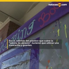 Construyen "cabina de abrazos" en asilo para que abuelitos abracen a sus seres queridos