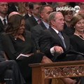 Bush le da caramelo a Michelle Obama