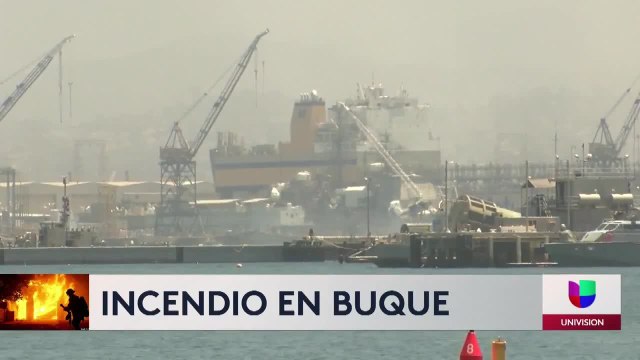 Luchan por apagar incendio en buque naval en San Diego