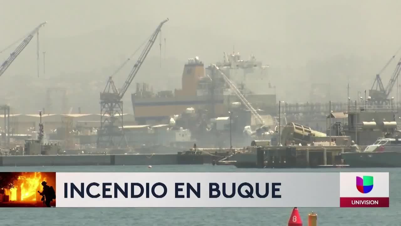 Luchan por apagar incendio en buque naval en San Diego