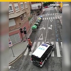 Dinosaurio en la calle en cuarentena por coronavirus