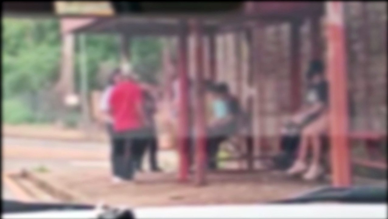 Vídeo mostra menores consumindo bebidas alcoólicas após comprá-las em distribuidora; homem foi detido