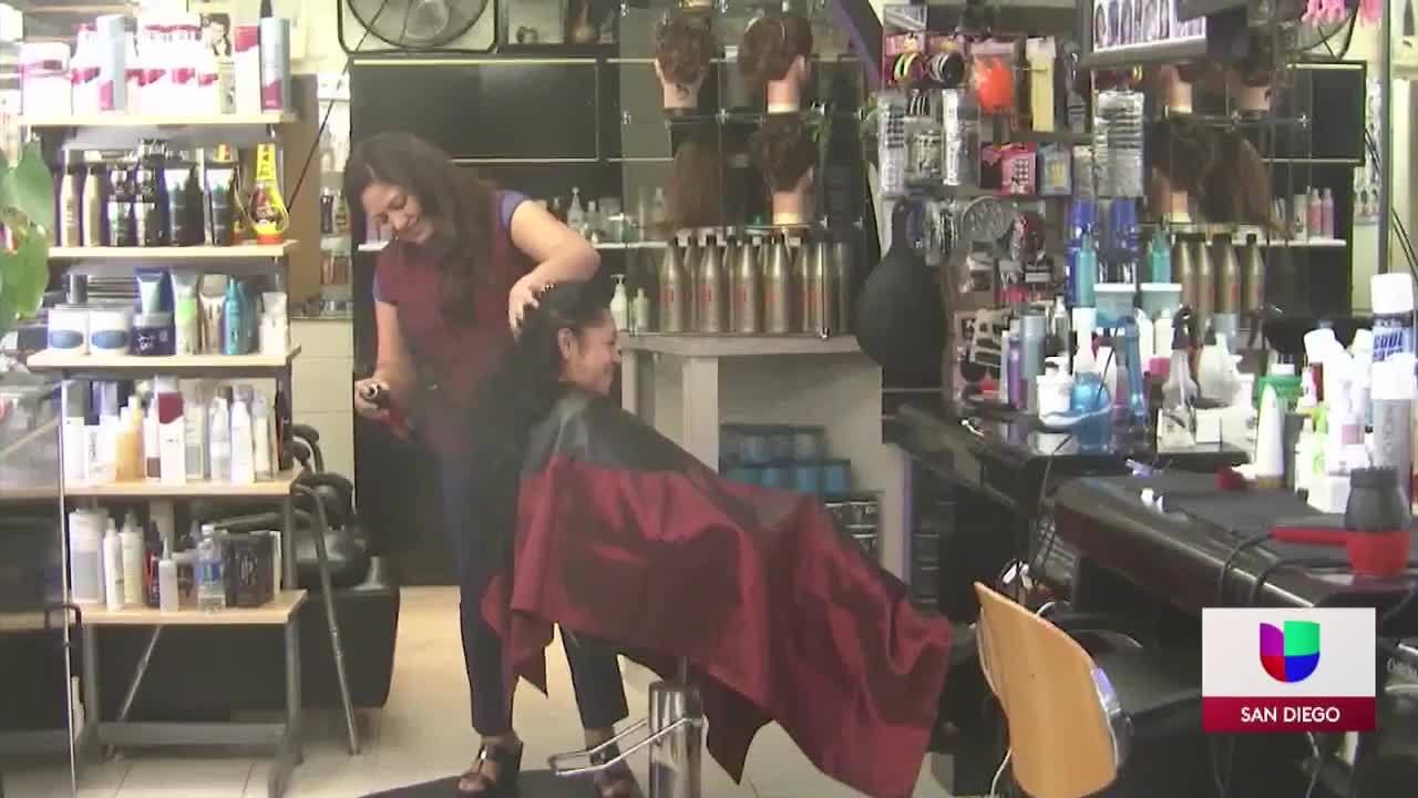 Estilistas demandan al gobernador de California para reabrir sus negocios