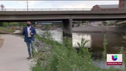 Video muestra cientos de personas en un rio sin distanciamiento social