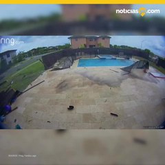 Carro sale volando y aterriza en la piscina de una casa
