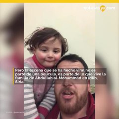 Padre sirio hace re%c3%adr a su hija en bombardeos para que crea que es juego.mp4