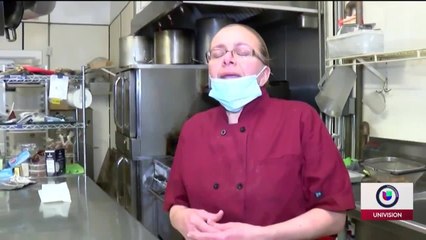 restaurante latino prepara comida para empleados de hospital