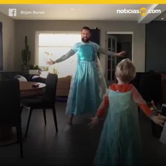 Padre e hijo se disfrazan de princesas y bailan tema de Frozen