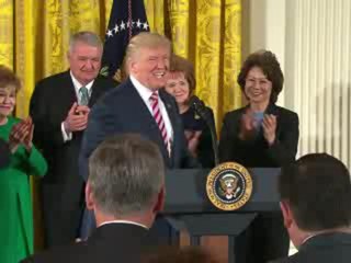 Archivo: 200 Legisladores demandan a Trump