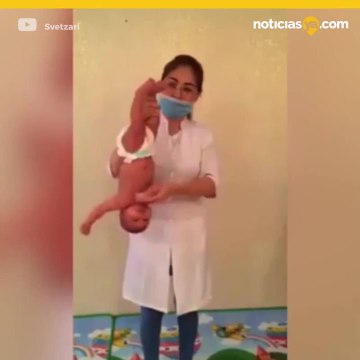 Controversial masaje que cura bebés con discapacidades