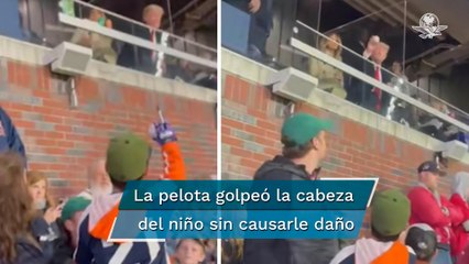 Con pelota de béisbol Donald Trump golpea la cabeza de un niño