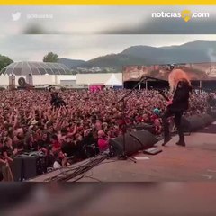 Cargan a hombre en silla de ruedas para que disfrute concierto de rock