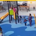VIDEO: Niños racistas golpean e insultan a niño negro en parque