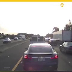 Se queda dormido en un Tesla