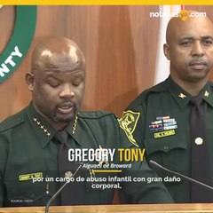 Arrestan a polica escolar por azotar a jovencita contra el suelo