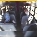 Madre ataca autobús escolar con un martillo para detener pelea
