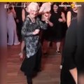 VIDEO: Abuelita de 96 años lidera baile en la boda de uno de sus nietos