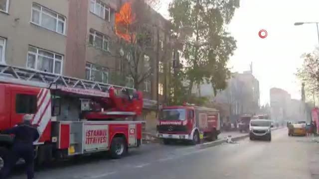 Bağcılar'da bulunan 4 katlı bir binanın en üst katında bilinmeyen bir nedenle patlama meydana geldi