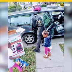 Policía le compró sillas de seguridad para sus hijas en lugar multarla