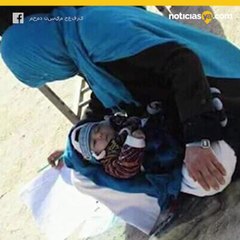 Joven madre presenta examen universitario sin soltar a su bebé