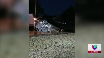 La ruptura de una tubería de agua crea un socavón en las calles de la ciudad de Escondido.