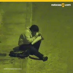 Regalarn casa a nio que usa alumbrado pblico para hacer su tarea