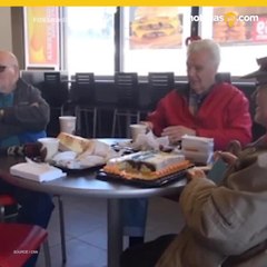 Empleados de Burger King celebran el cumpleaños de su cliente más fiel