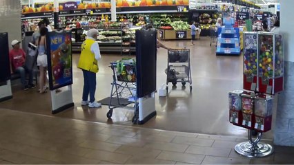 Hombre arrolla a clientes en Walmart